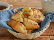 Yumurta ve yeşil soğanlı turtalar