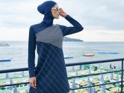 Plaj Terliği ve Yarı Kapalı Mayo ile Plajda Şıklık Sırları